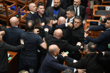 Po obtožbah o nasilju nad protestniki prerivanje med poslanci v albanskem parlamentu