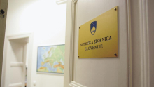 Prenos nespornih zapuščin s sodišč na notarje: Razbremenitev ali privatizacija sodstva?