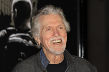 Umrl je ameriški igralec Tom Skerritt