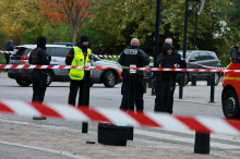Na obrobju Pariza moški streljal iz avtomobila in ubil človeka. Policija osumljenca aretirala.