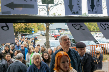 Na mnogih voliščih velika gneča. Udeležba do 10. ure 20-odstotna.