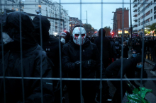 Macronov zakon razburja: Bodo protestniki morali plačati za škodo zaradi vandalizma?