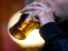 Bo po novem dovoljeno točenje alkohola na prireditvah v šolskih prostorih, kadar tam ni pouka?