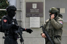 Policist pred izraelskim veleposlaništvom v Beogradu ubil napadalca z nožem