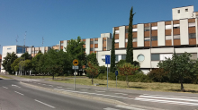 Policistu, ki je udaril vklenjenega 21-letnika, ki se ni upiral, izrečena pogojna kazen