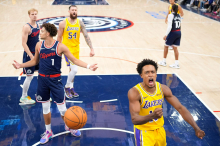 Lakersi brez Dončića zanesljivo dobili mestni derbi